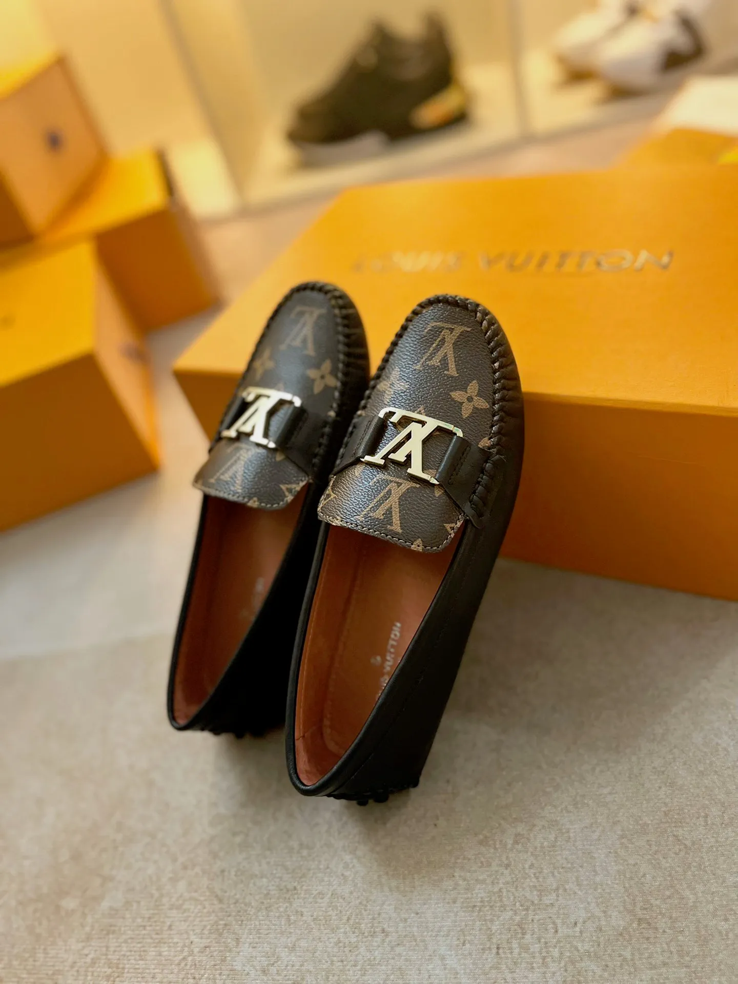 p460💰Couple model❤️🇫🇷 𝙇𝙤𝙪𝙞𝙨 𝙑𝙪𝙞𝙩𝙩𝙤𝙣 🇫🇷Louis Vuitton 2023 Classic𝓛𝓿 𝓣𝓻𝓪𝓲𝓷𝓮𝓻 Sports Series ➪➪➪¯ [Arizona Doudou Shoes Series] ▪️▪️▪️Arizona slip-on shoes are made of Monogram Eclipse canvas. Its hand-painted and dyed edges and hand-sewn uppers fully demonstrate Louis Vuitton's traditional shoemaking craftsmanship. This slip-on shoe is very lightweight. The integrated tongue and upper make it particularly comfortable and flexible. The soft outsole is equipped with rubber padding. Decorated with matching sash. Detailed features: ☑️Monogram Eclipse canvas ☑️Black Eclipse pattern ☑️Hand-painted shoe edges ☑️Hand-sewn uppers (each pair takes time to process) ☑️Integrated tongue and upper construction ☑️Outsole equipped with rubber lining ☑️size: 35_46